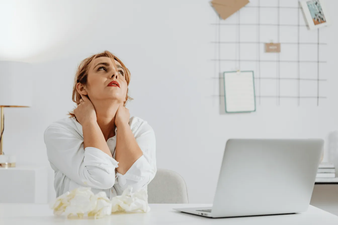 femme-etant-stresse-au-travail Femme stressé de son travail