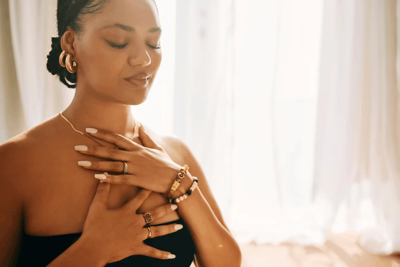 Femme ayant ses mains sur sa poitrine afin de se concentrer sur sa respiration